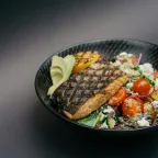Salat mit gegrilltem Lachs