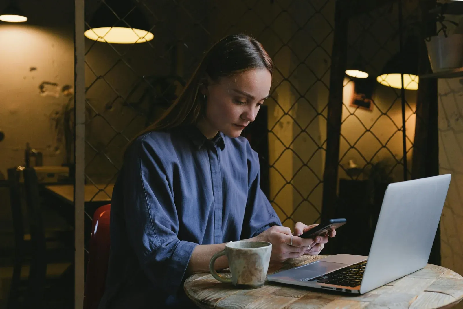 Gastronomin aktualisiert die digitale Speisekarte am Laptop
