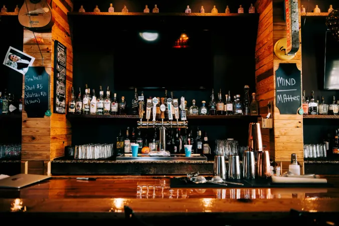 Moderne Cocktail-Bar mit Barkeeper
