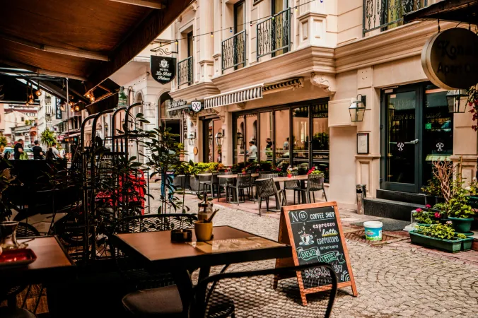 Gemütliches Café mit Kaffeetasse und Gebäck