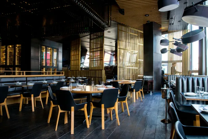 Elegantes Restaurant-Interieur mit gedecktem Tisch und warmer Beleuchtung
