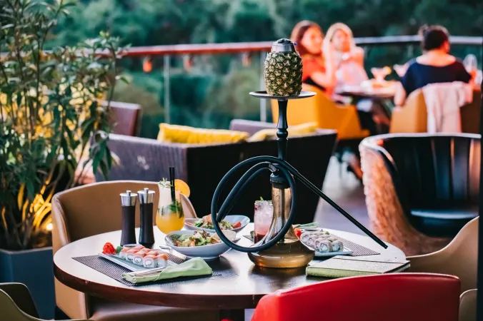 Gemütliche Shisha-Bar mit Lounge-Atmosphäre