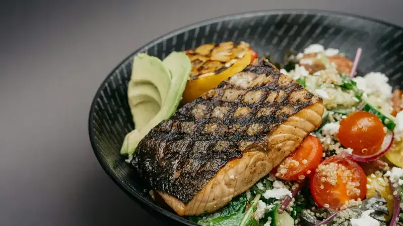 Salat mit gegrilltem Lachs
