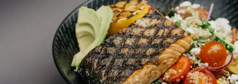 Salat mit gegrilltem Lachs